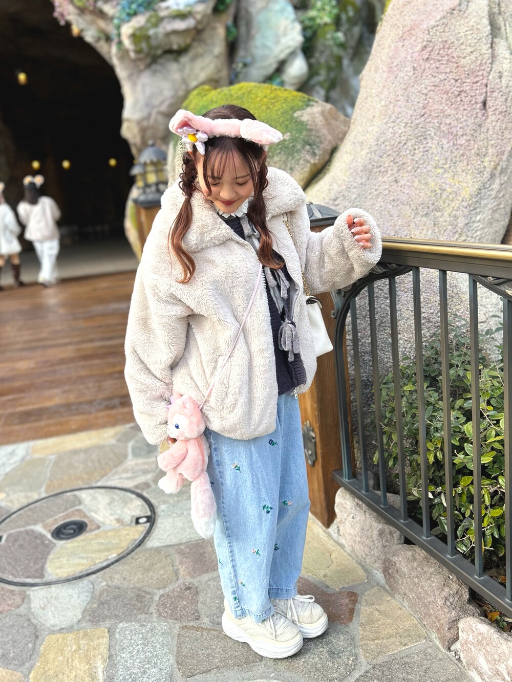 ブルー系のその他パンツを着用したレディースの夏コーディネートの2枚目の写真