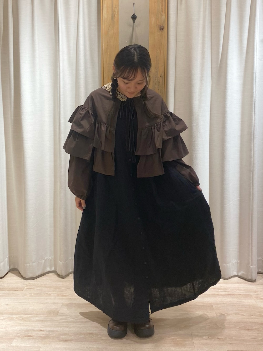 ブラウン系のシャツ/ブラウス、ブラック系のワンピースを着用したレディースの夏コーディネートの3枚目の写真