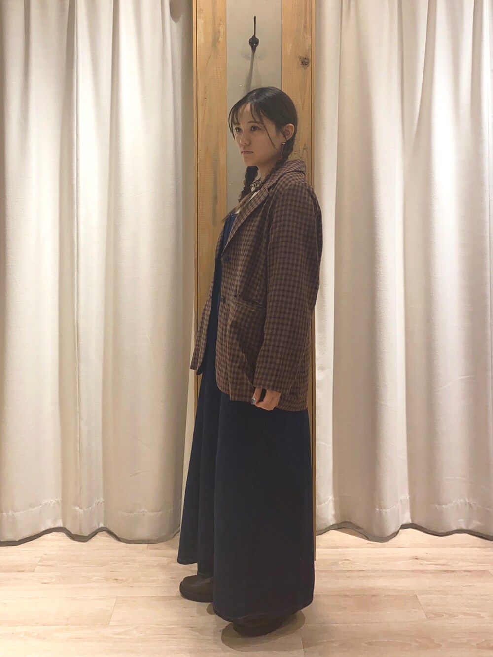 ブルー系のワンピース、ブルー系のノーカラージャケット、ホワイト系のTシャツ/カットソーを着用したレディースの秋コーディネートの3枚目の写真