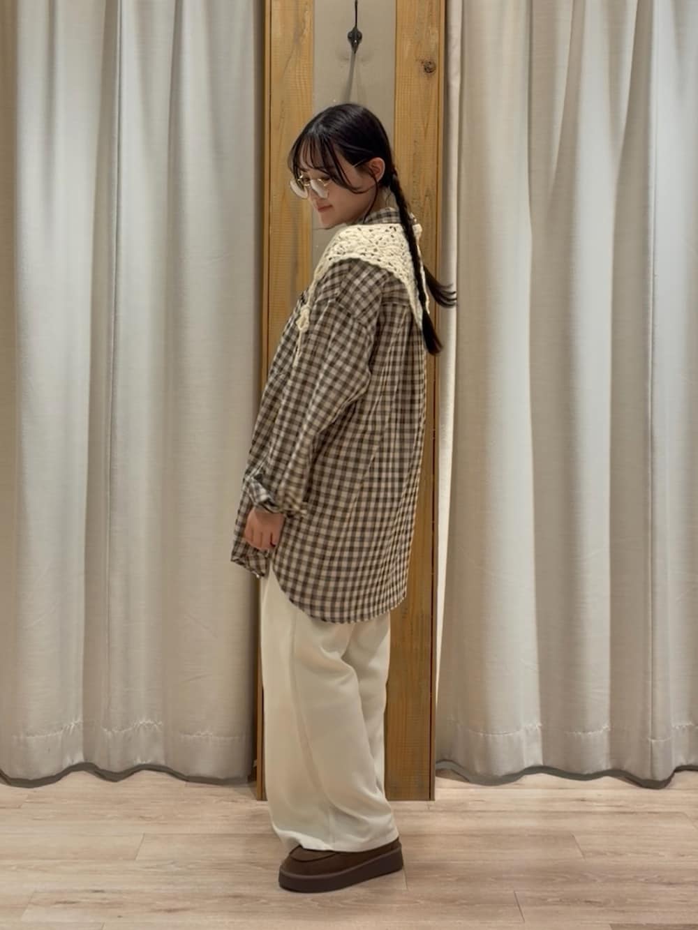 ベージュ系のシャツ/ブラウスを着用したレディースの冬コーディネートの3枚目の写真