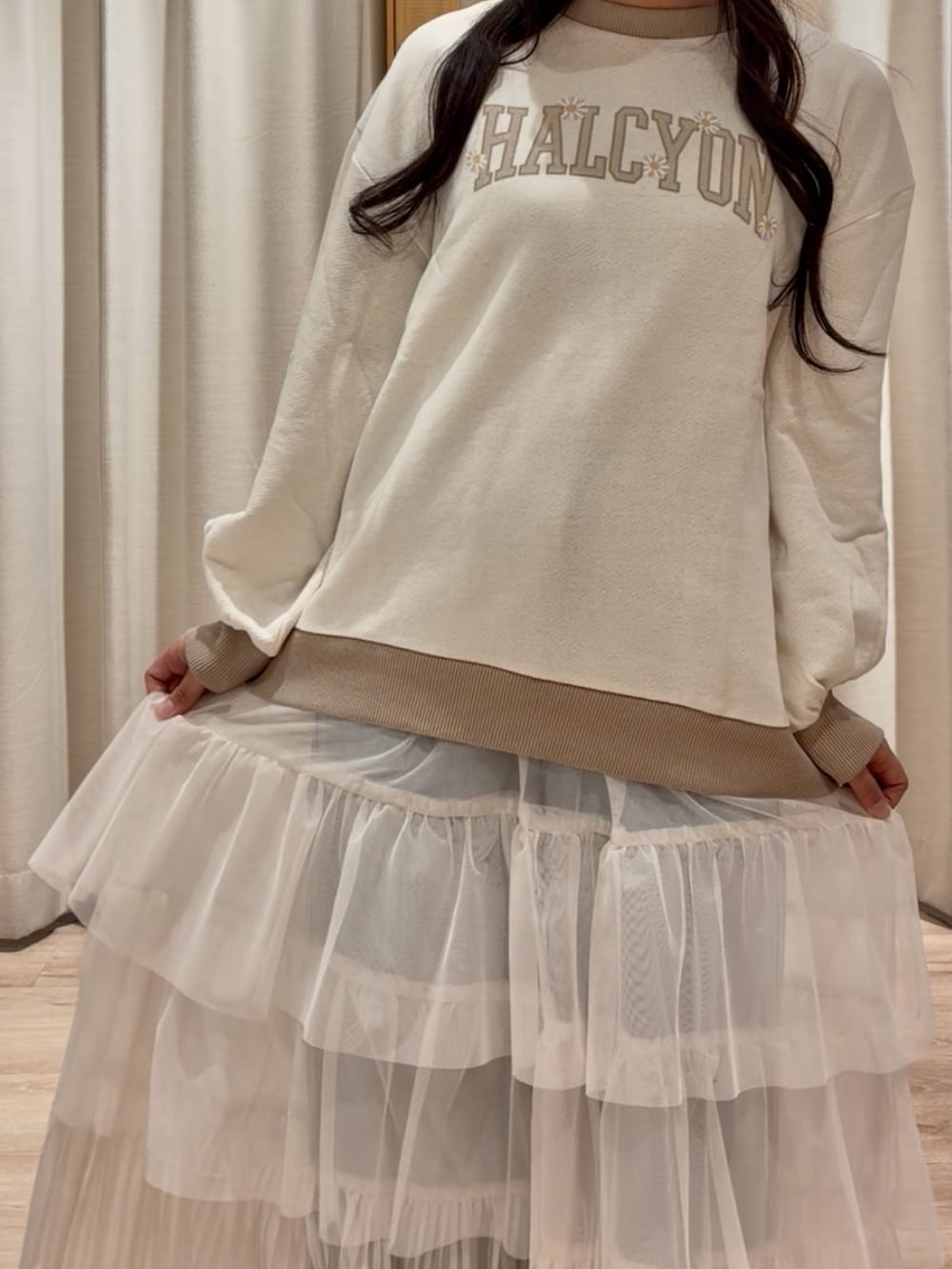 ホワイト系のスカートを着用したレディースの春コーディネートの4枚目の写真