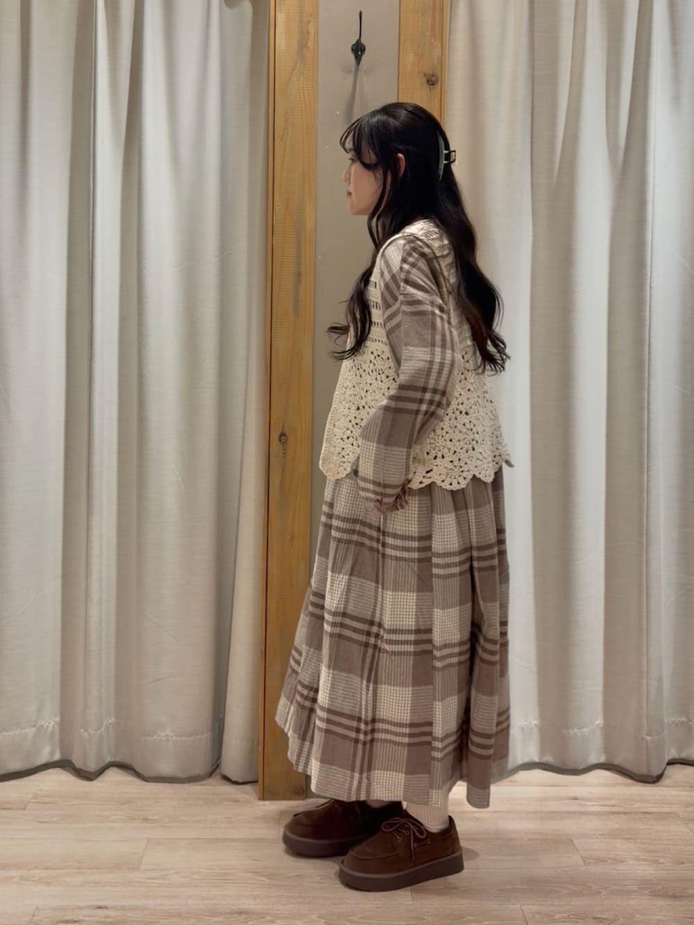 ブラウン系のワンピースを着用したレディースの春コーディネートの3枚目の写真