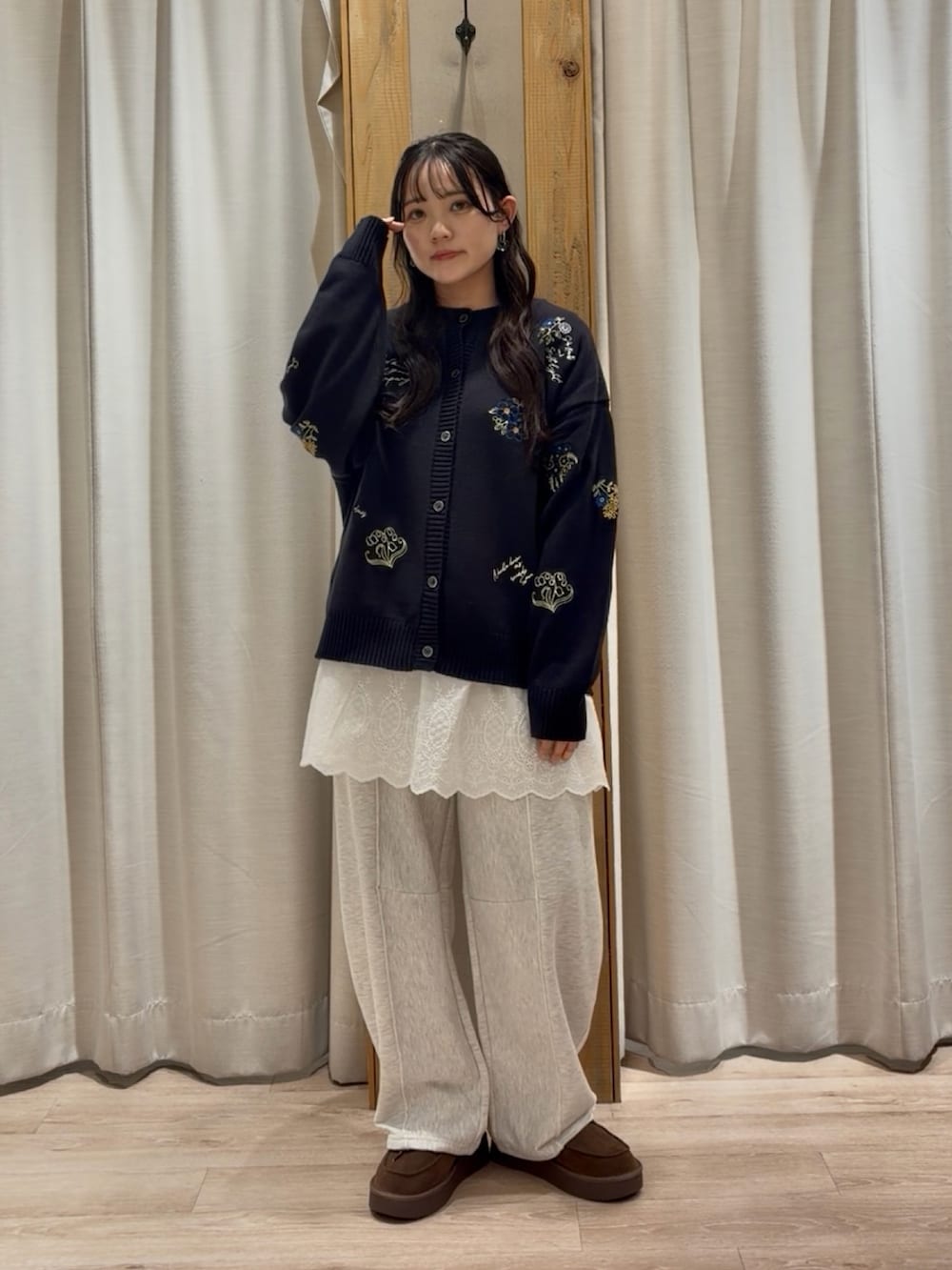 ブルー系のカーディガン/ボレロを着用したレディースの春コーディネートの2枚目の写真