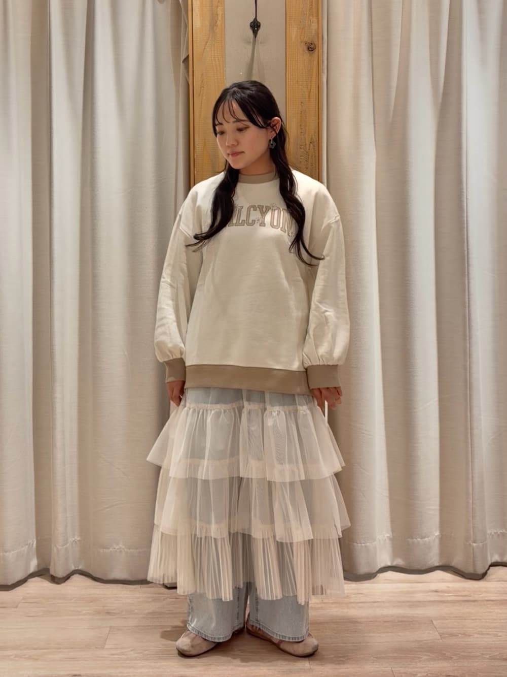 ホワイト系のスカートを着用したレディースの春コーディネートの3枚目の写真