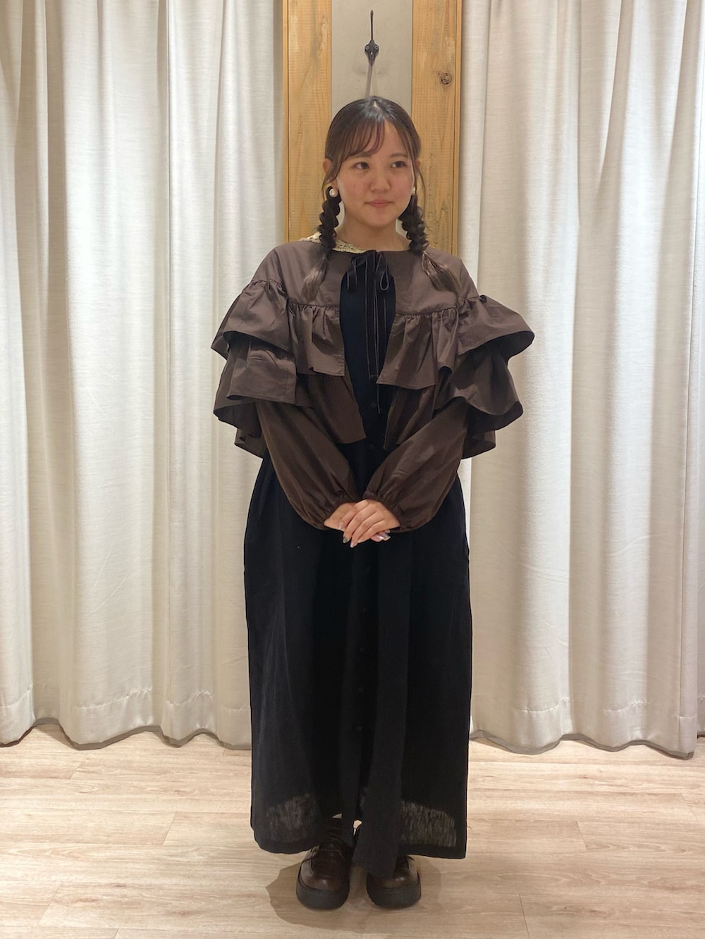 ブラウン系のシャツ/ブラウス、ブラック系のワンピースを着用したレディースの夏コーディネートの2枚目の写真