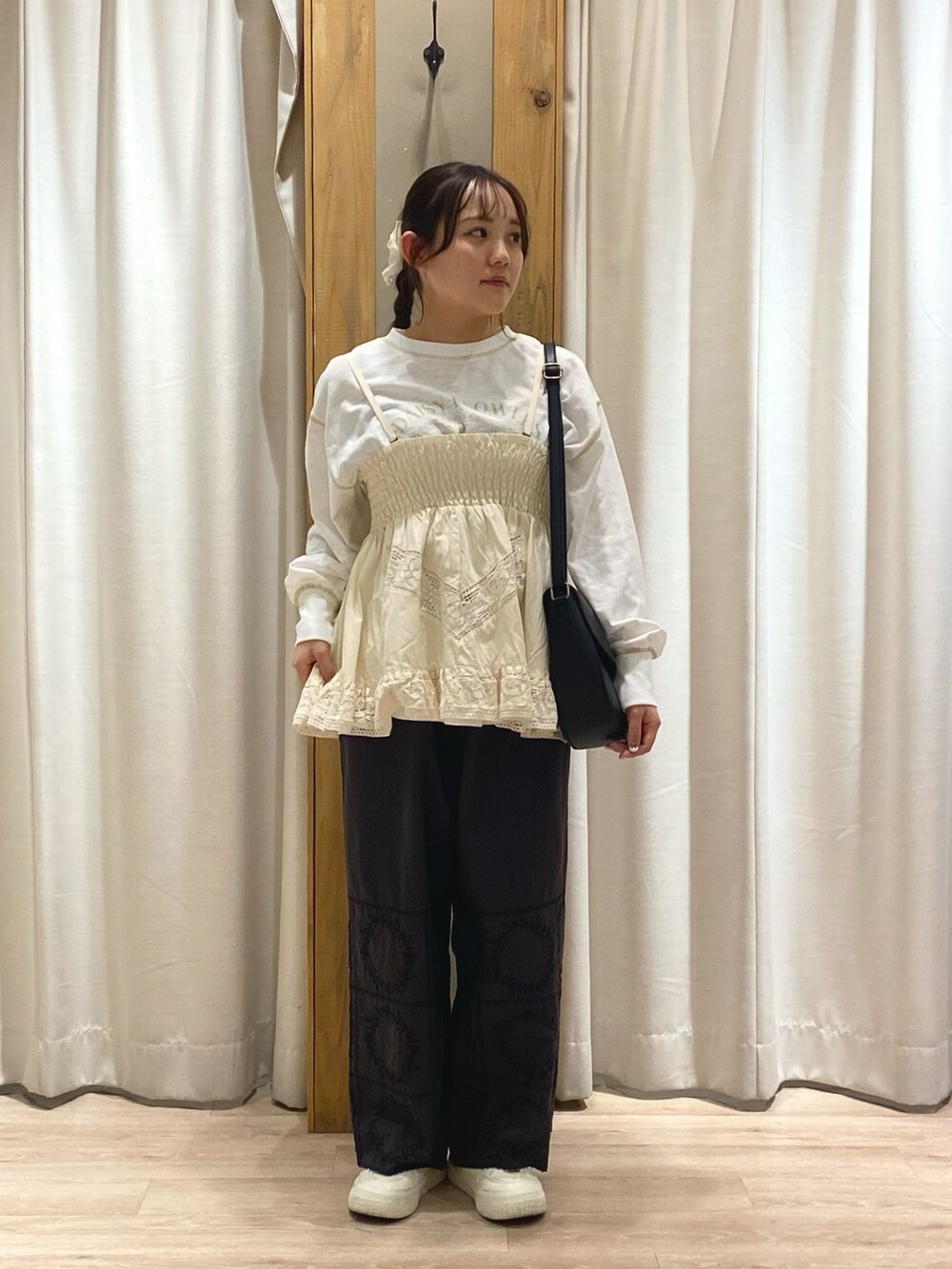 レッド系のノーカラージャケットを着用したレディースの夏コーディネートの4枚目の写真
