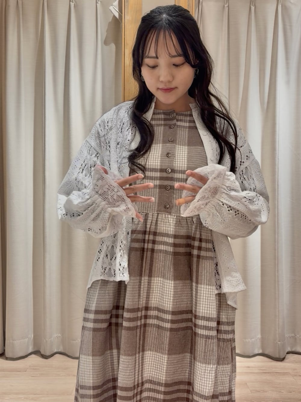 ブラウン系のワンピースを着用したレディースの春コーディネートの3枚目の写真