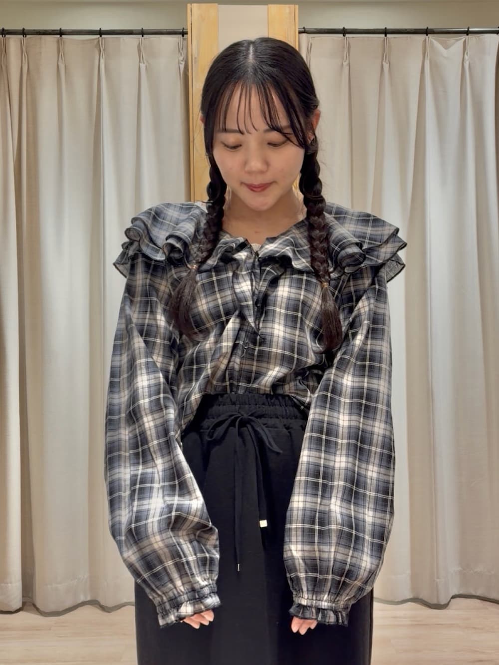 ブラック系のシャツ/ブラウスを着用したレディースの冬コーディネートの5枚目の写真