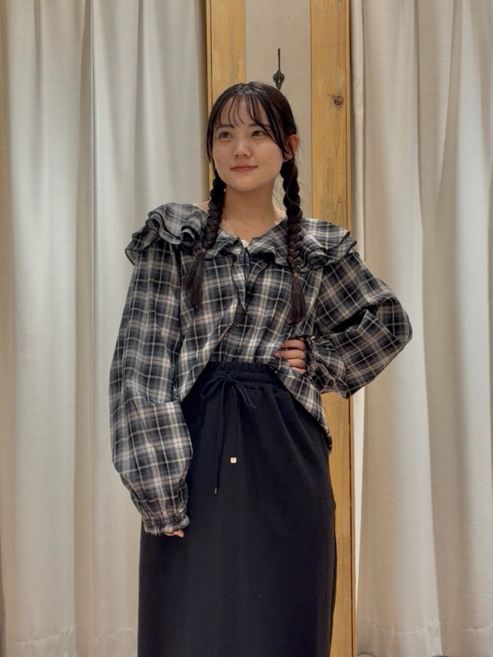 ブラック系のシャツ/ブラウスを着用したレディースの冬コーディネートの4枚目の写真