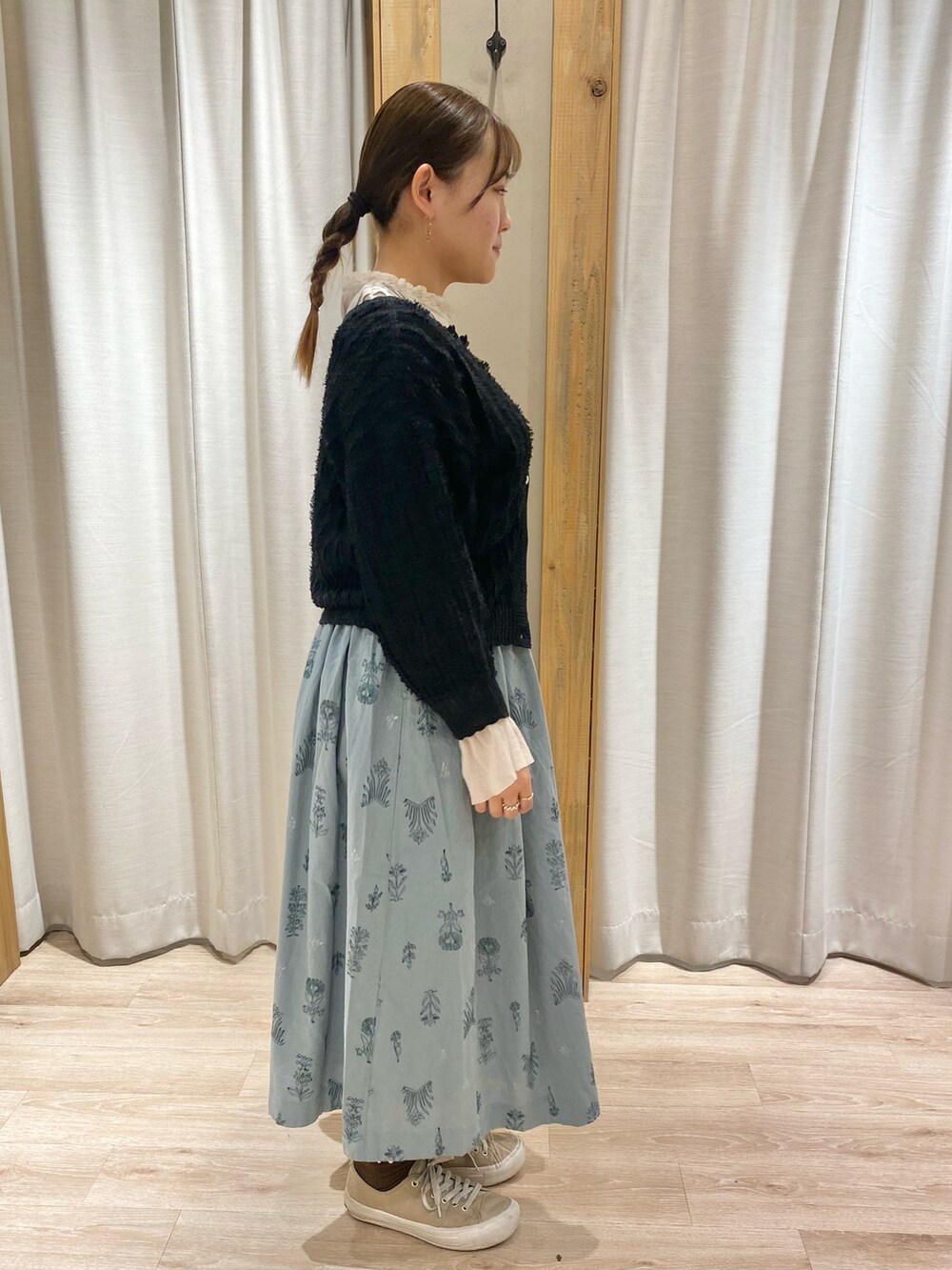 ブルー系のスカート、ベージュ系のシャツ/ブラウス、ブラック系のカーディガン/ボレロを着用したレディースの春コーディネートの3枚目の写真