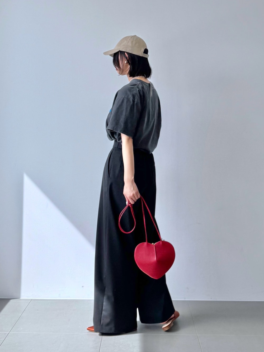 グレー系のTシャツ/カットソー、レッド系のショルダーバッグ、ブラウン系のパンプスを着用したレディースの春コーディネートの5枚目の写真