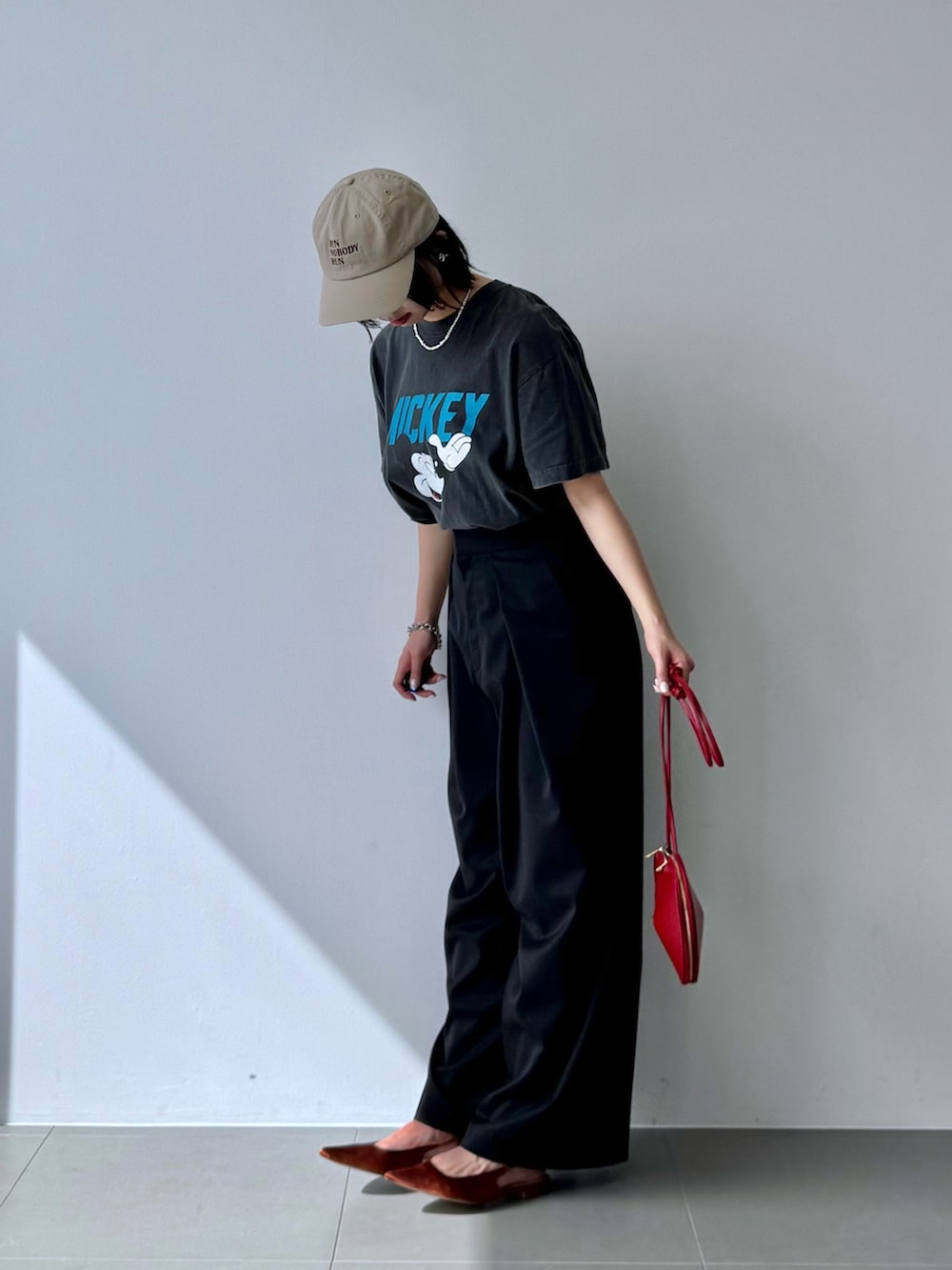 グレー系のTシャツ/カットソー、レッド系のショルダーバッグ、ブラウン系のパンプスを着用したレディースの春コーディネートの6枚目の写真