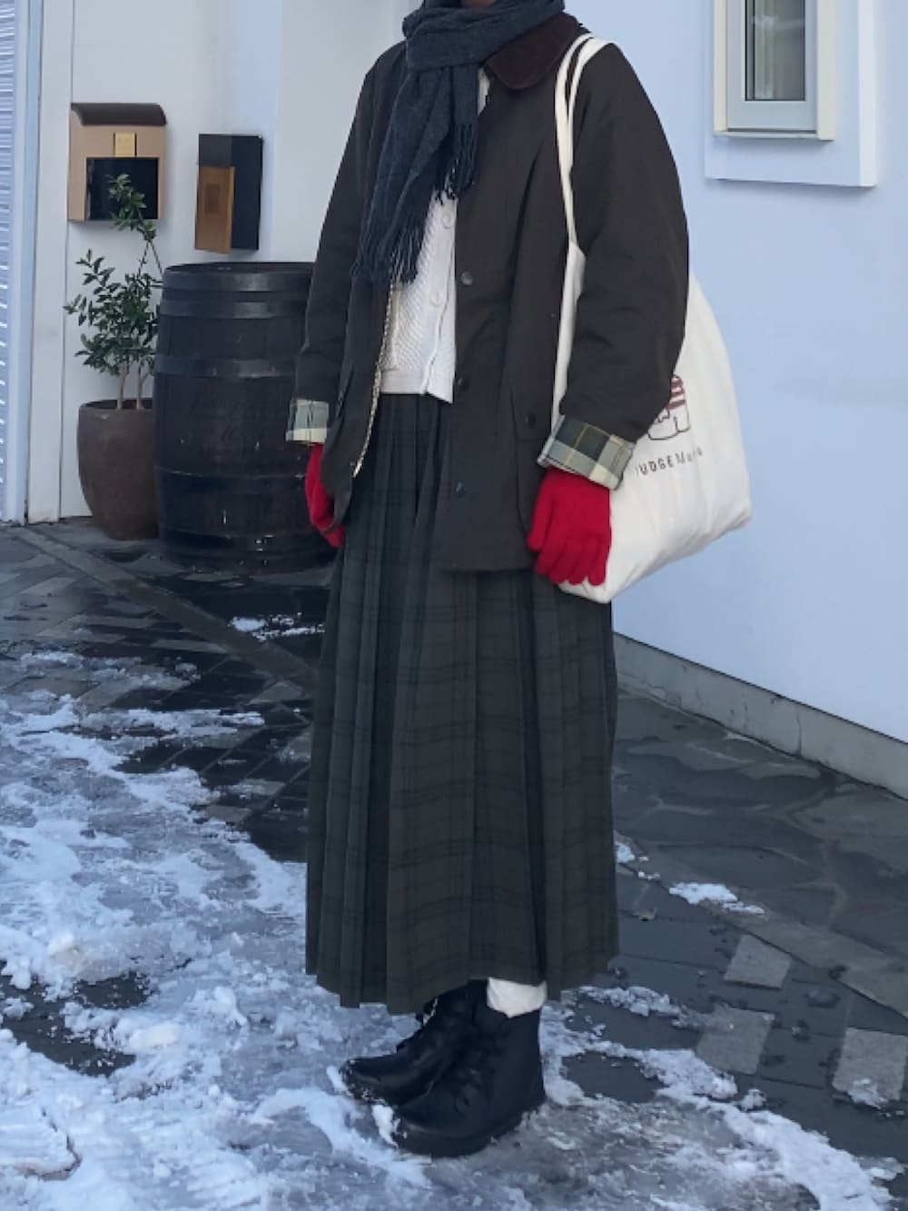 「冬コーデ、おでかけコーデ、オトナカジュアル、大人女子、最近のいい感じコーデ、ママファッション、チェック、チェックスカート、ショートヘア、バブアー、barbour、FUDGE、トラッド、トラッドスタイル」｜「FREAK'S STOREのBarbour × FREAK'S STORE/バブアー 別注 BEDALE OS SLEAVE/別注 ビデイル OS スリーブ/ジャケット（その他アウター、グリーン系）」を使った、Hinakoさん（骨格ストレート・レディース・166cm）の冬コーディネートの2枚目の写真