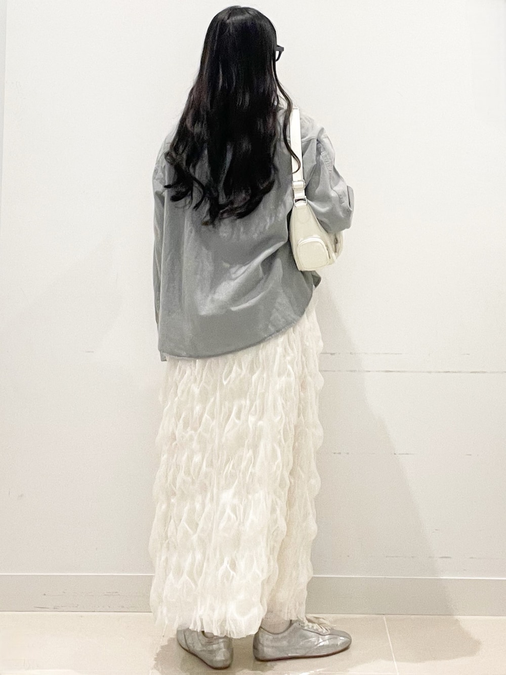 ホワイト系のスカート、グレー系のシャツ/ブラウス、ホワイト系のショルダーバッグを着用したレディースの春コーディネートの5枚目の写真