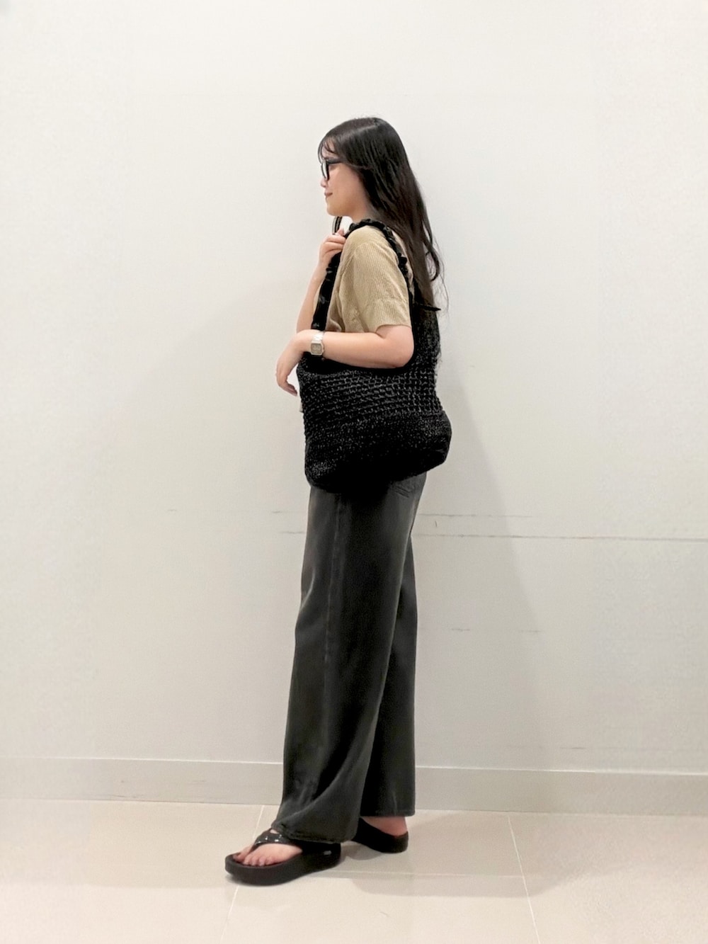 ベージュ系のシャツ/ブラウス、ブラック系のショルダーバッグ、グレー系のデニムパンツを着用したレディースの夏コーディネートの3枚目の写真