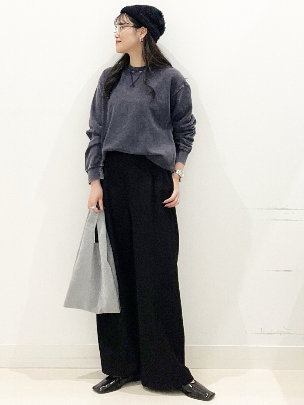 シルバー系のトートバッグ、ブラック系のバレエシューズ、ブラック系のその他パンツを着用したレディースの秋コーディネートの3枚目の写真
