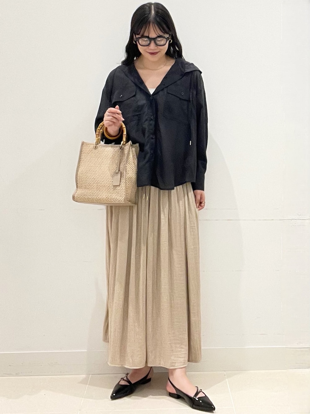 ベージュ系のその他パンツ、ホワイト系のキャミソール、ブラック系のパンプスを着用したレディースの春コーディネートの4枚目の写真