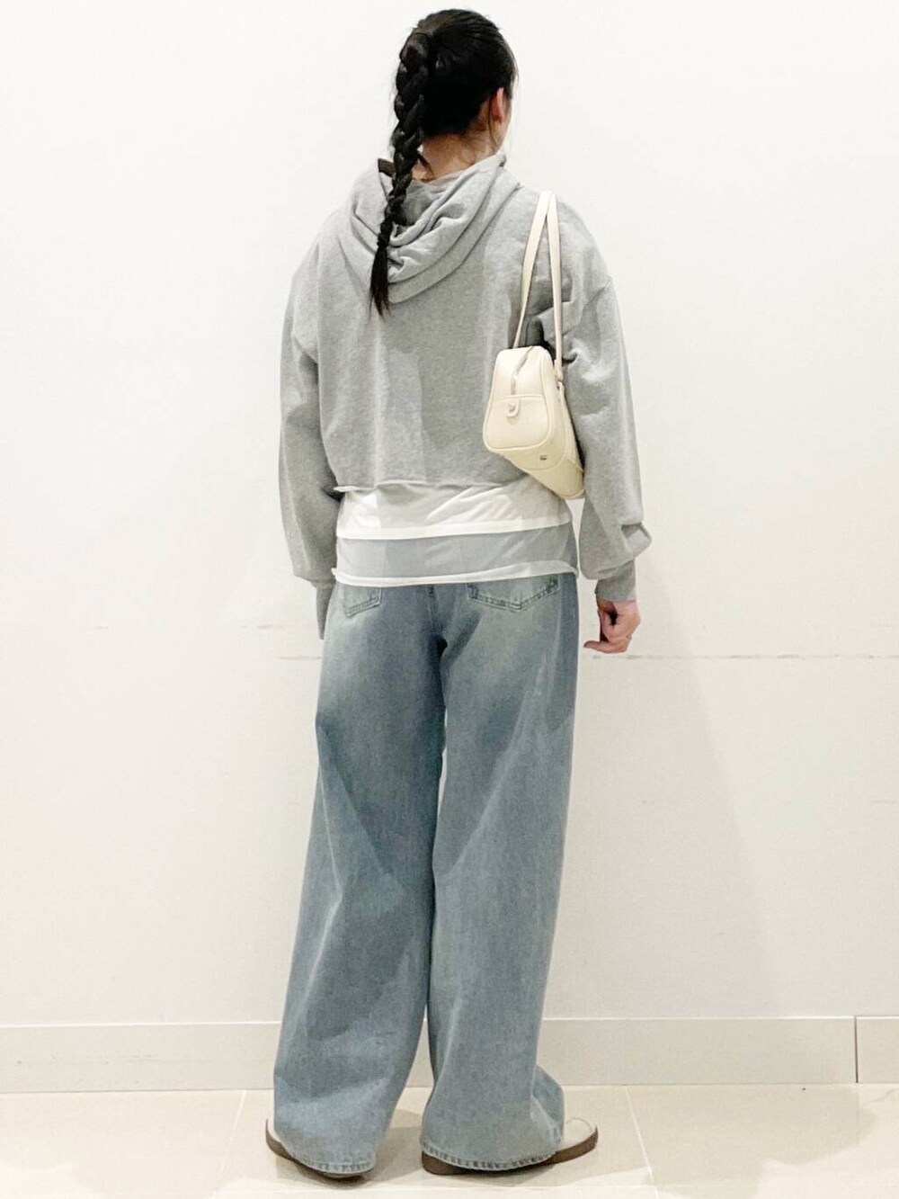 ホワイト系のスニーカー、ホワイト系のTシャツ/カットソー、ホワイト系のボストンバッグを着用したレディースの春コーディネートの4枚目の写真