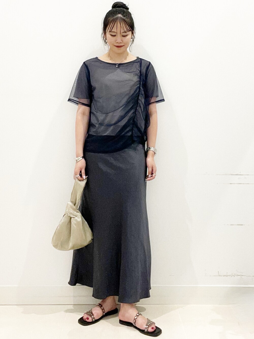 ブラック系のサンダル、ゴールド系のハンドバッグ、ブルー系のTシャツ/カットソーを着用したレディースの夏コーディネートの4枚目の写真