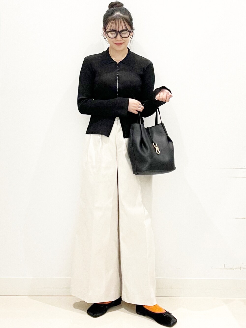 ブラック系のバレエシューズ、ホワイト系のその他パンツ、ブラック系のトートバッグを着用したレディースの秋コーディネートの5枚目の写真