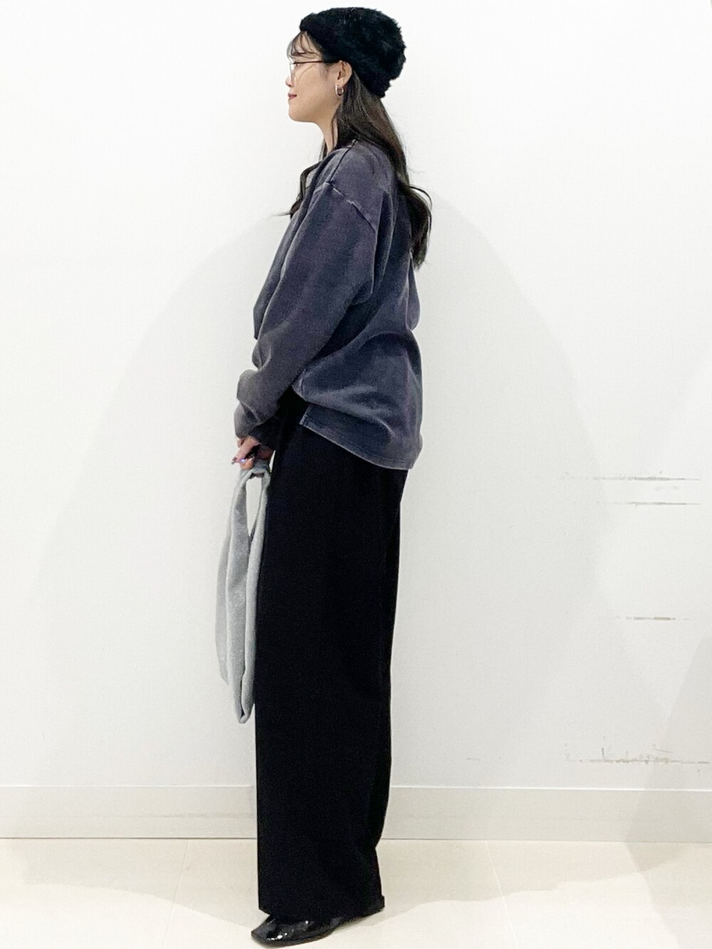 シルバー系のトートバッグ、ブラック系のバレエシューズ、ブラック系のその他パンツを着用したレディースの秋コーディネートの5枚目の写真