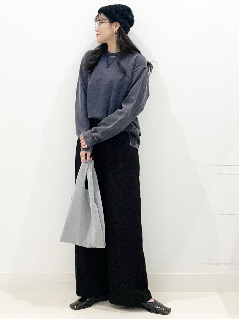 シルバー系のトートバッグ、ブラック系のバレエシューズ、ブラック系のその他パンツを着用したレディースの秋コーディネートの2枚目の写真