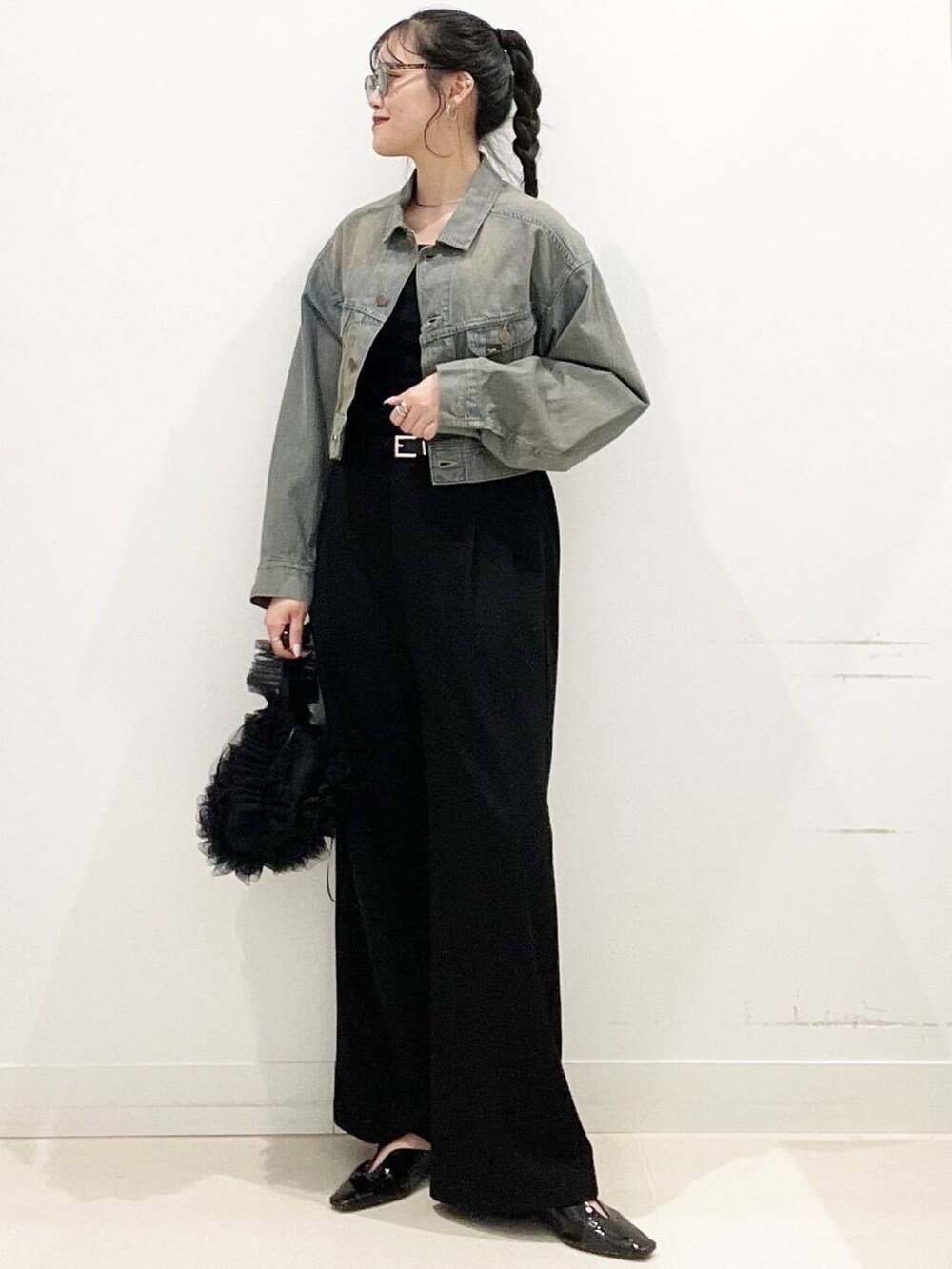 ブラック系のその他パンツ、ブラック系のパンプス、ブラック系のハンドバッグを着用したレディースの春コーディネートの3枚目の写真