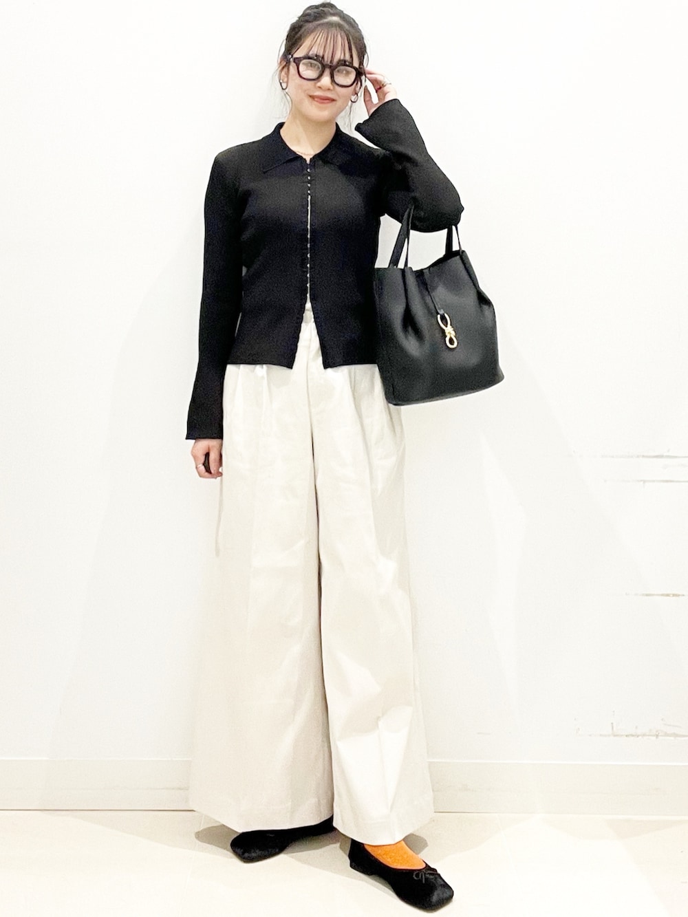 ブラック系のバレエシューズ、ホワイト系のその他パンツ、ブラック系のトートバッグを着用したレディースの秋コーディネートの2枚目の写真