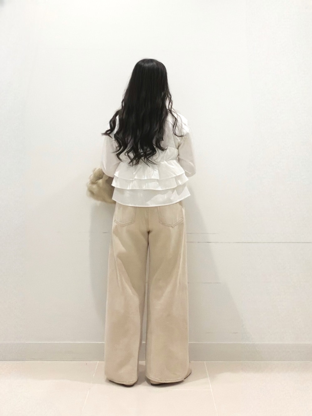 ホワイト系のシャツ/ブラウス、ベージュ系のデニムパンツ、ベージュ系のバレエシューズを着用したレディースの秋コーディネートの3枚目の写真