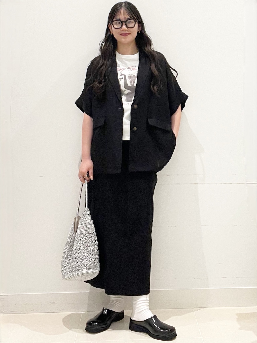 ブラック系のその他アウター、その他のTシャツ/カットソー、シルバー系のかごバッグを着用したレディースの春コーディネートの2枚目の写真