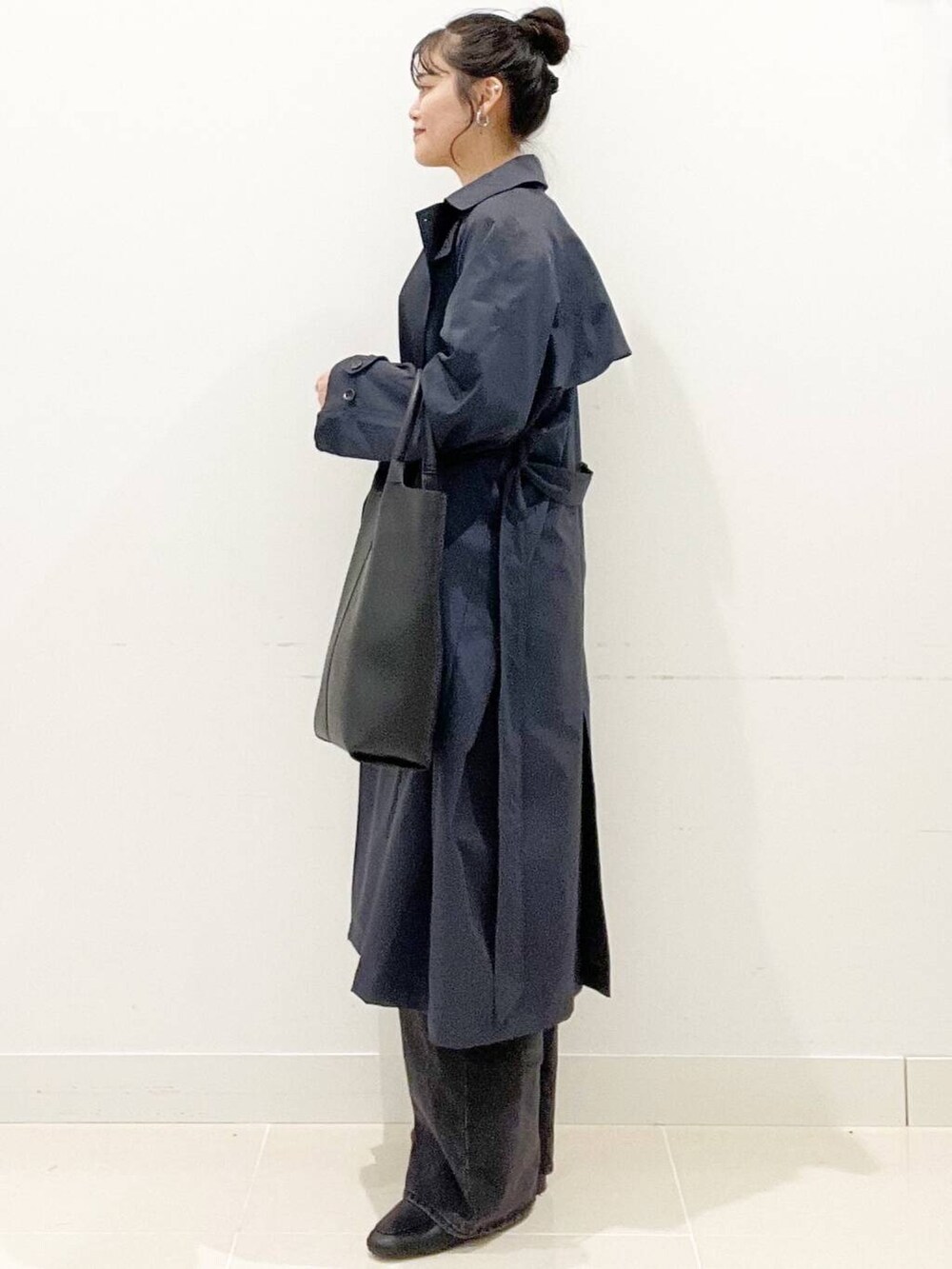 ブラック系のデニムパンツ、グレー系のニット/セーター、ブラック系のローファーを着用したレディースの春コーディネートの5枚目の写真