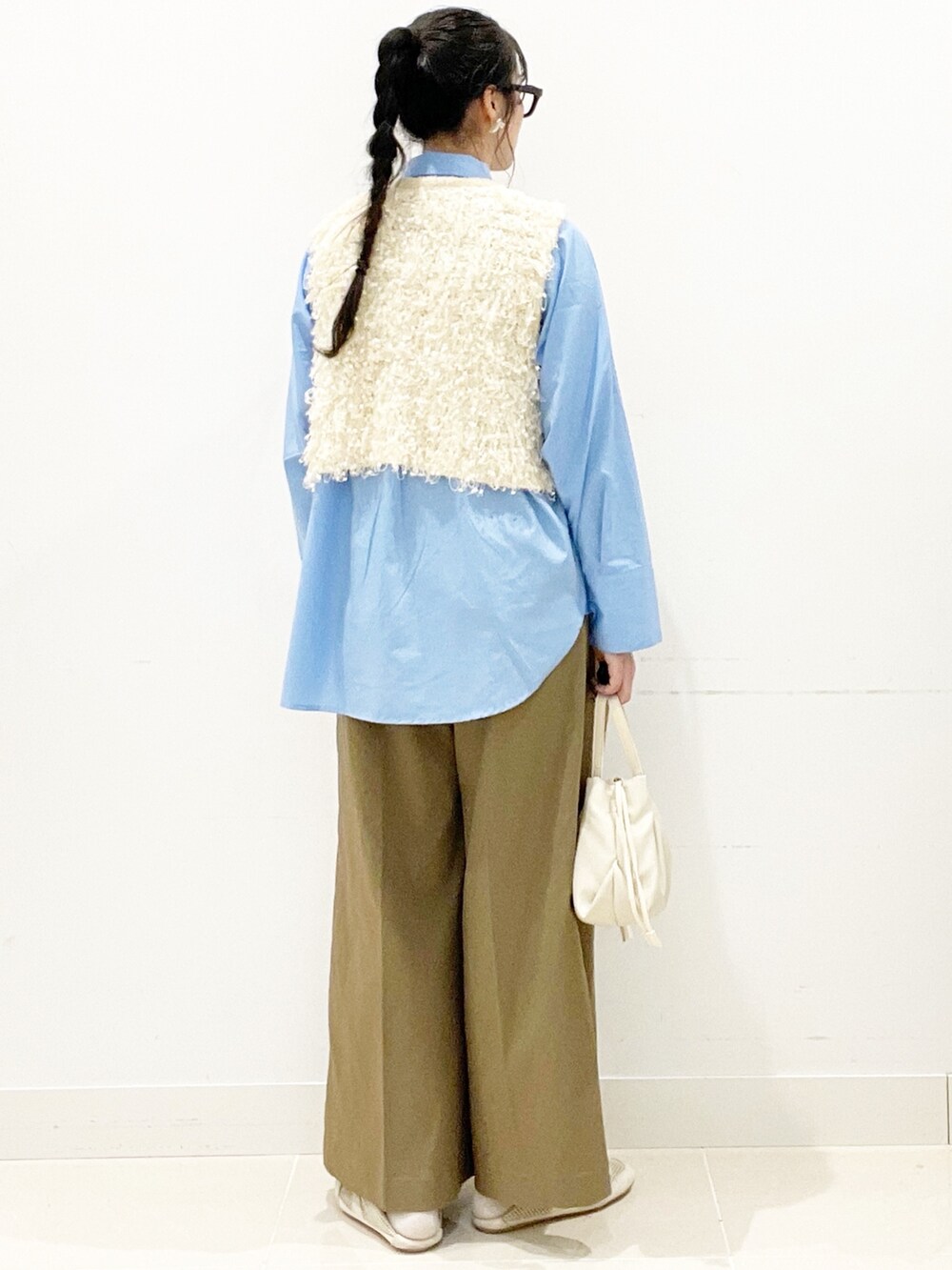 ベージュ系のその他パンツ、ホワイト系のショルダーバッグ、ブルー系のシャツ/ブラウスを着用したレディースの秋コーディネートの5枚目の写真