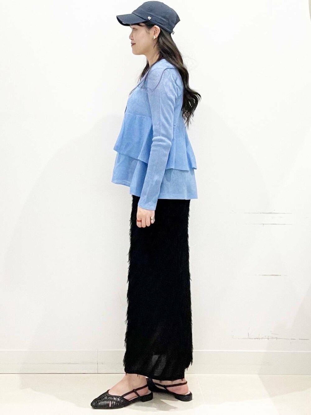 シルバー系のショルダーバッグ、ホワイト系のTシャツ/カットソー、ブラック系のサンダルを着用したレディースの夏コーディネートの5枚目の写真
