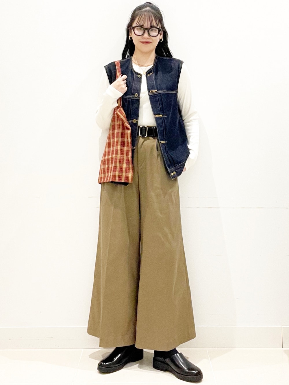 ベージュ系のその他パンツ、レッド系のトートバッグ、ホワイト系のTシャツ/カットソーを着用したレディースの秋コーディネートの2枚目の写真