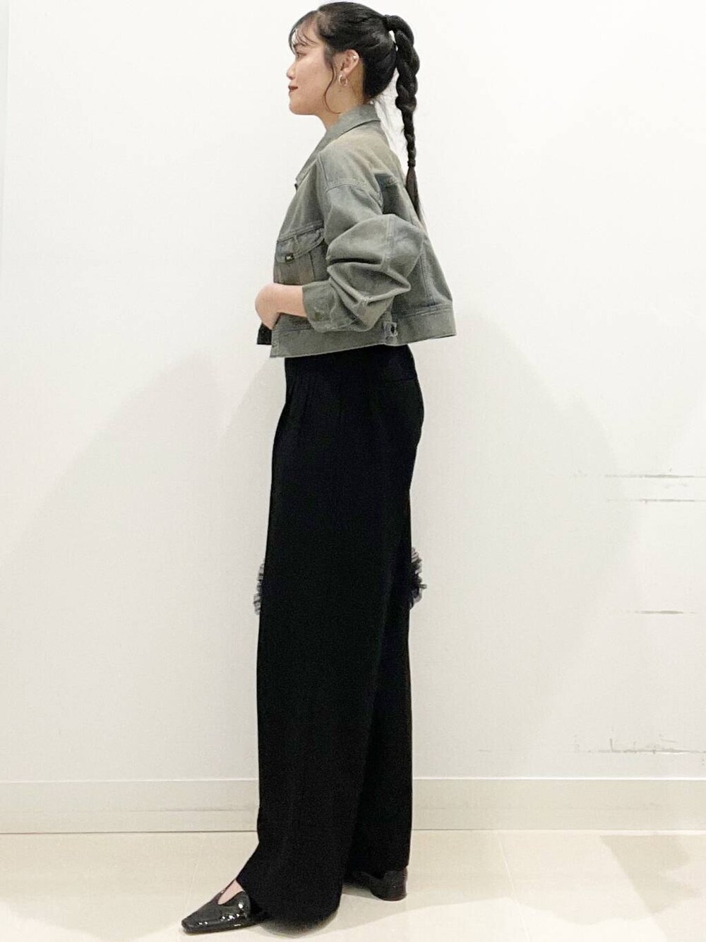 ブラック系のその他パンツ、ブラック系のパンプス、ブラック系のハンドバッグを着用したレディースの春コーディネートの6枚目の写真