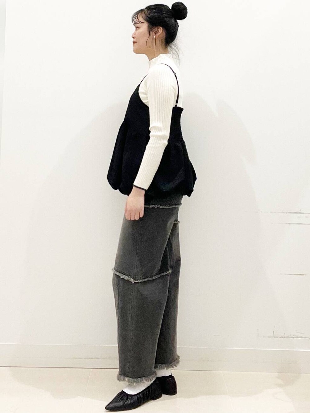ブラック系のバレエシューズ、ブラック系のキャミソール、ブラック系のデニムパンツを着用したレディースの冬コーディネートの5枚目の写真
