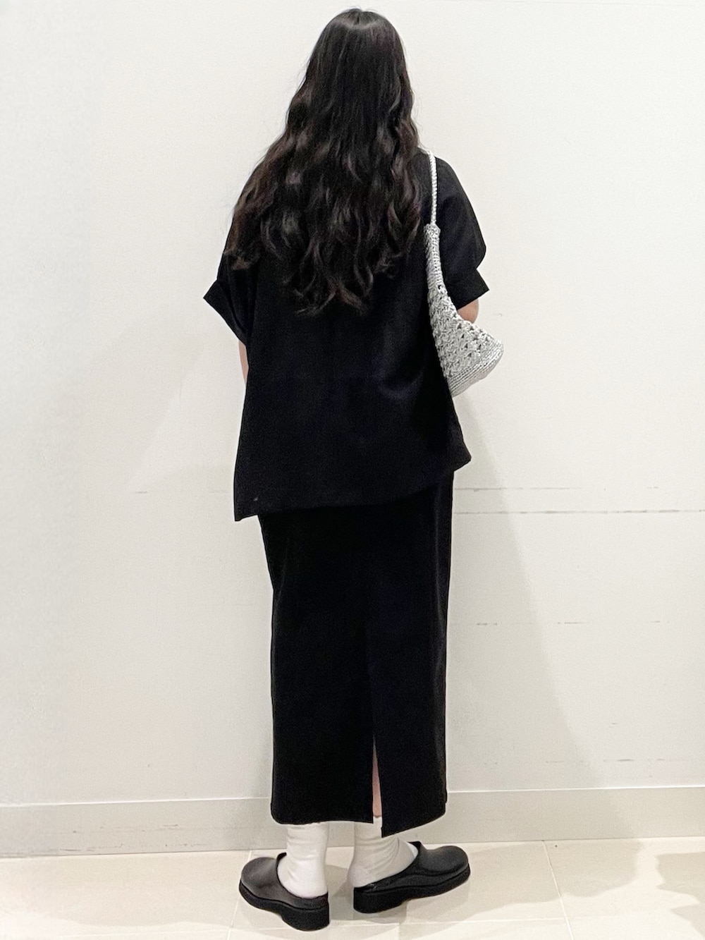 ブラック系のその他アウター、その他のTシャツ/カットソー、シルバー系のかごバッグを着用したレディースの春コーディネートの4枚目の写真
