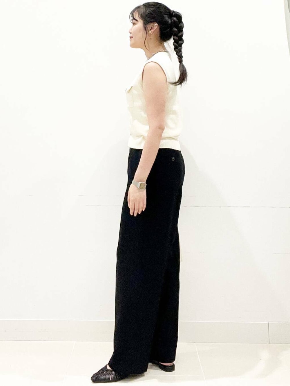 ホワイト系のトートバッグ、ブラック系のサンダル、ブラック系のその他パンツを着用したレディースの夏コーディネートの3枚目の写真