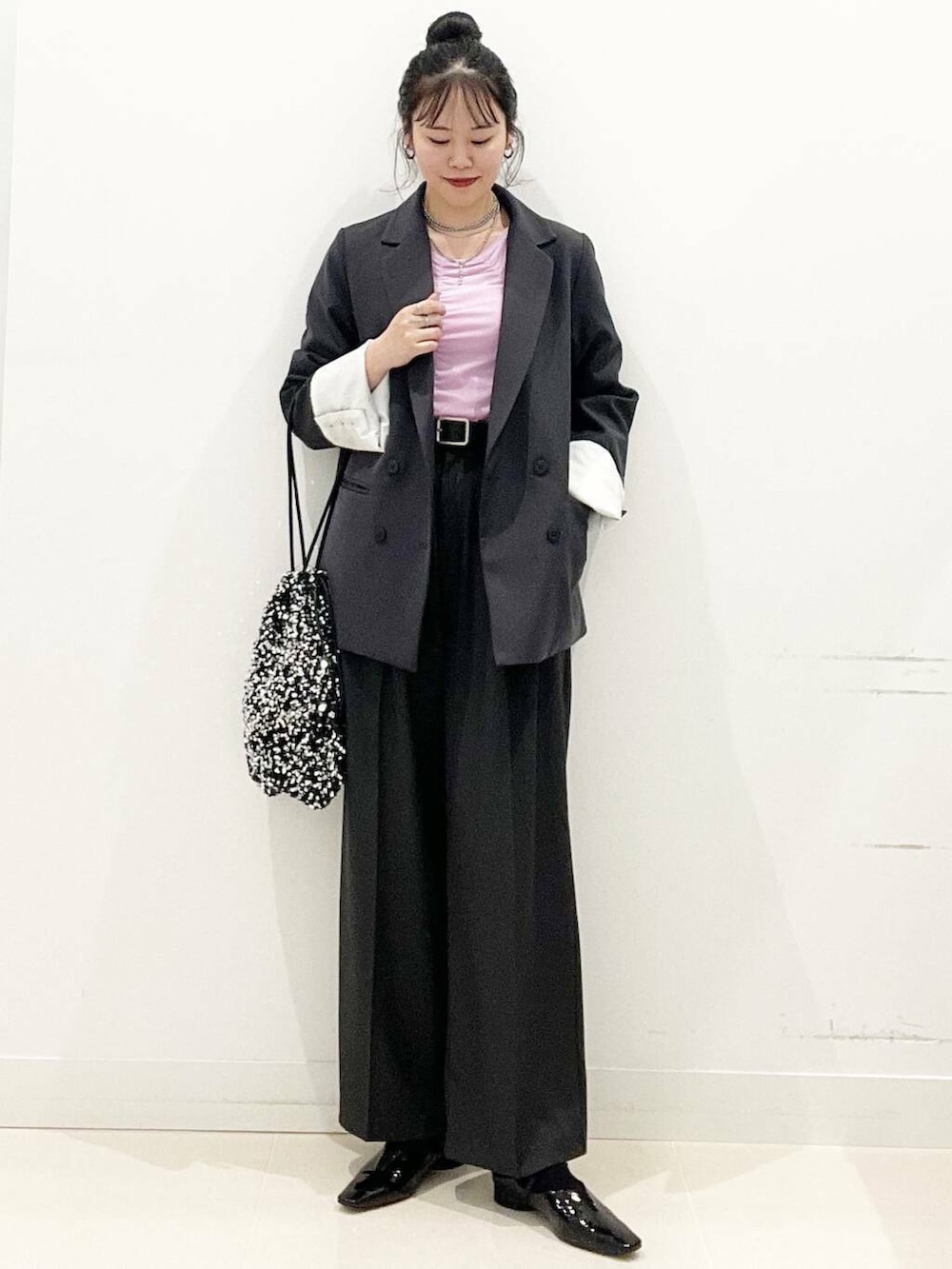 シルバー系のトートバッグ、グレー系のテーラードジャケット、グレー系のその他パンツを着用したレディースの冬コーディネートの4枚目の写真
