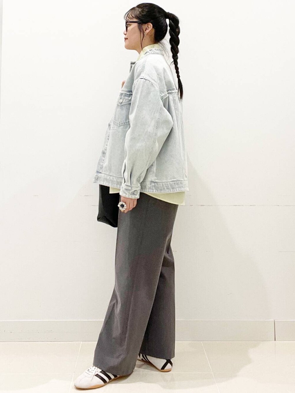 グレー系のその他パンツ、ブラック系のトートバッグ、イエロー系のシャツ/ブラウスを着用したレディースの冬コーディネートの5枚目の写真