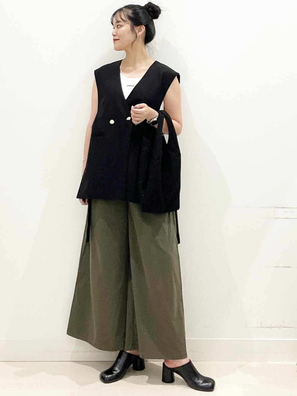 ブラック系のサンダル、ブラック系のトートバッグ、グリーン系のその他パンツを着用したレディースの秋コーディネートの3枚目の写真