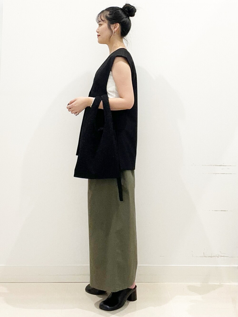 ブラック系のサンダル、ブラック系のトートバッグ、グリーン系のその他パンツを着用したレディースの秋コーディネートの6枚目の写真