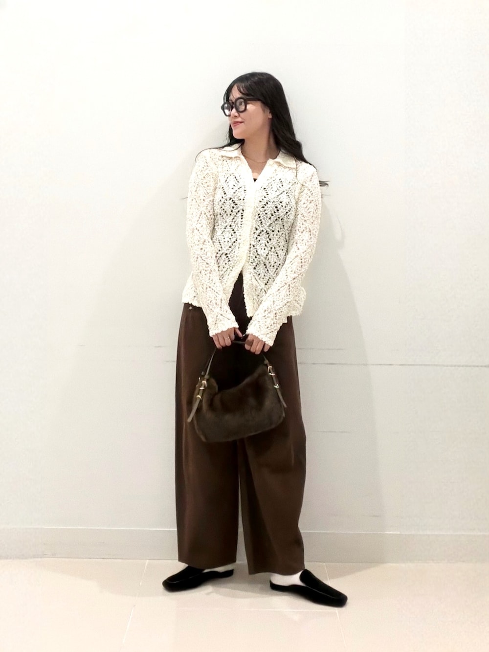 ホワイト系のニット/セーター、ブラウン系のキャミソール、ブラウン系のその他パンツを着用したレディースの秋コーディネートの2枚目の写真