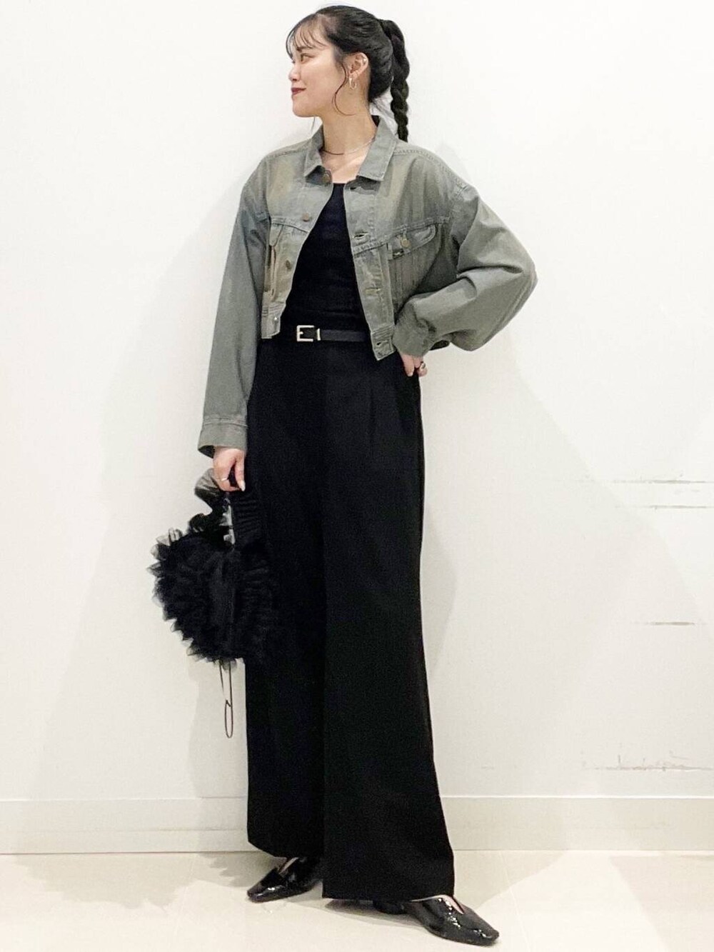 ブラック系のその他パンツ、ブラック系のパンプス、ブラック系のハンドバッグを着用したレディースの春コーディネートの4枚目の写真