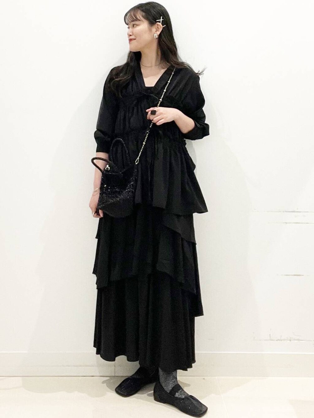 ブラック系のショルダーバッグ、ブラック系のキャミソール、ブラック系のパンプスを着用したレディースの春コーディネートの3枚目の写真