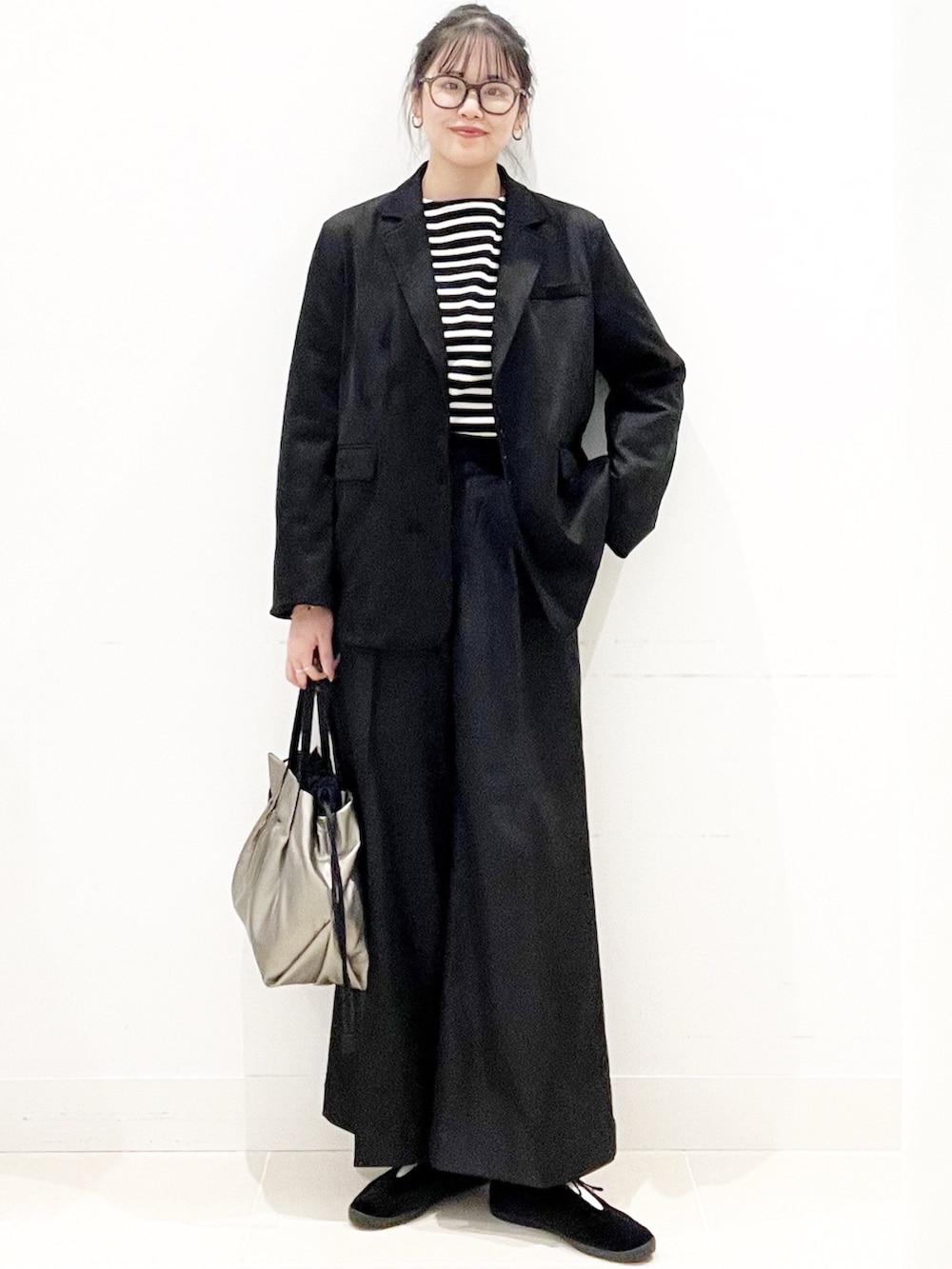 ブラック系のその他シューズ、ブラック系のその他パンツ、シルバー系のショルダーバッグを着用したレディースの秋コーディネートの2枚目の写真