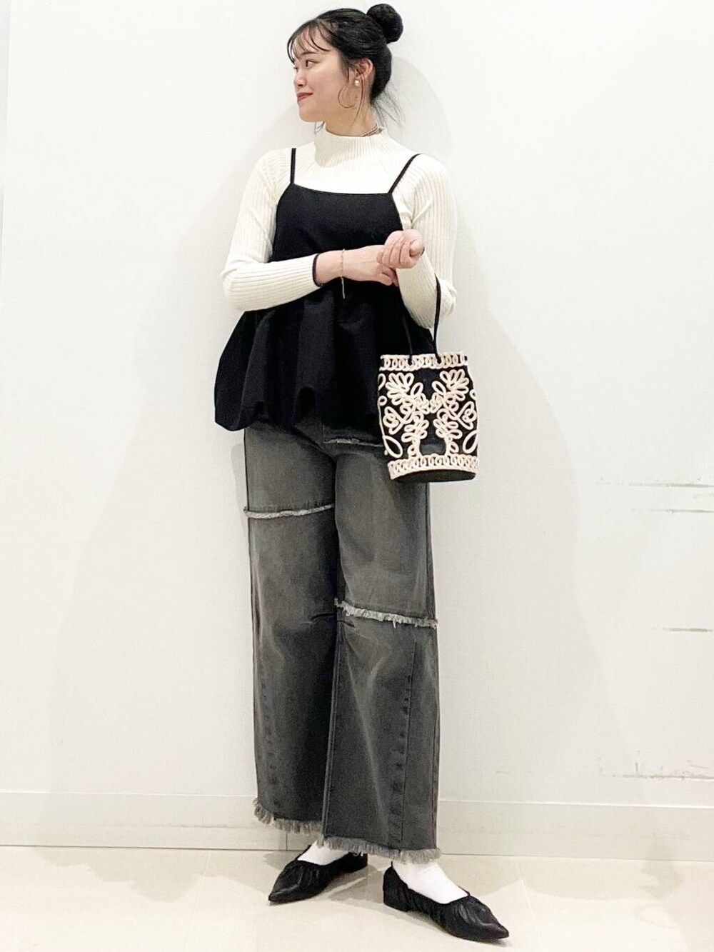 ブラック系のバレエシューズ、ブラック系のキャミソール、ブラック系のデニムパンツを着用したレディースの冬コーディネートの3枚目の写真