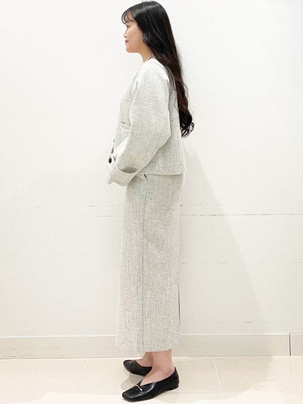 ホワイト系のスカート、ブラック系のその他シューズ、ブラック系のハンドバッグを着用したレディースの冬コーディネートの4枚目の写真