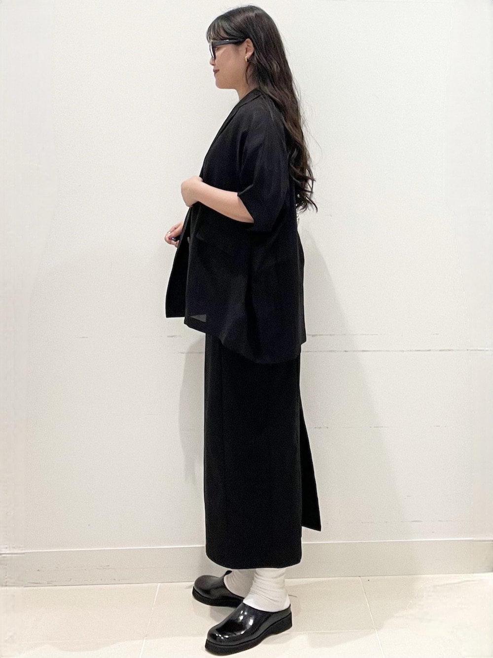 ブラック系のその他アウター、その他のTシャツ/カットソー、シルバー系のかごバッグを着用したレディースの春コーディネートの3枚目の写真