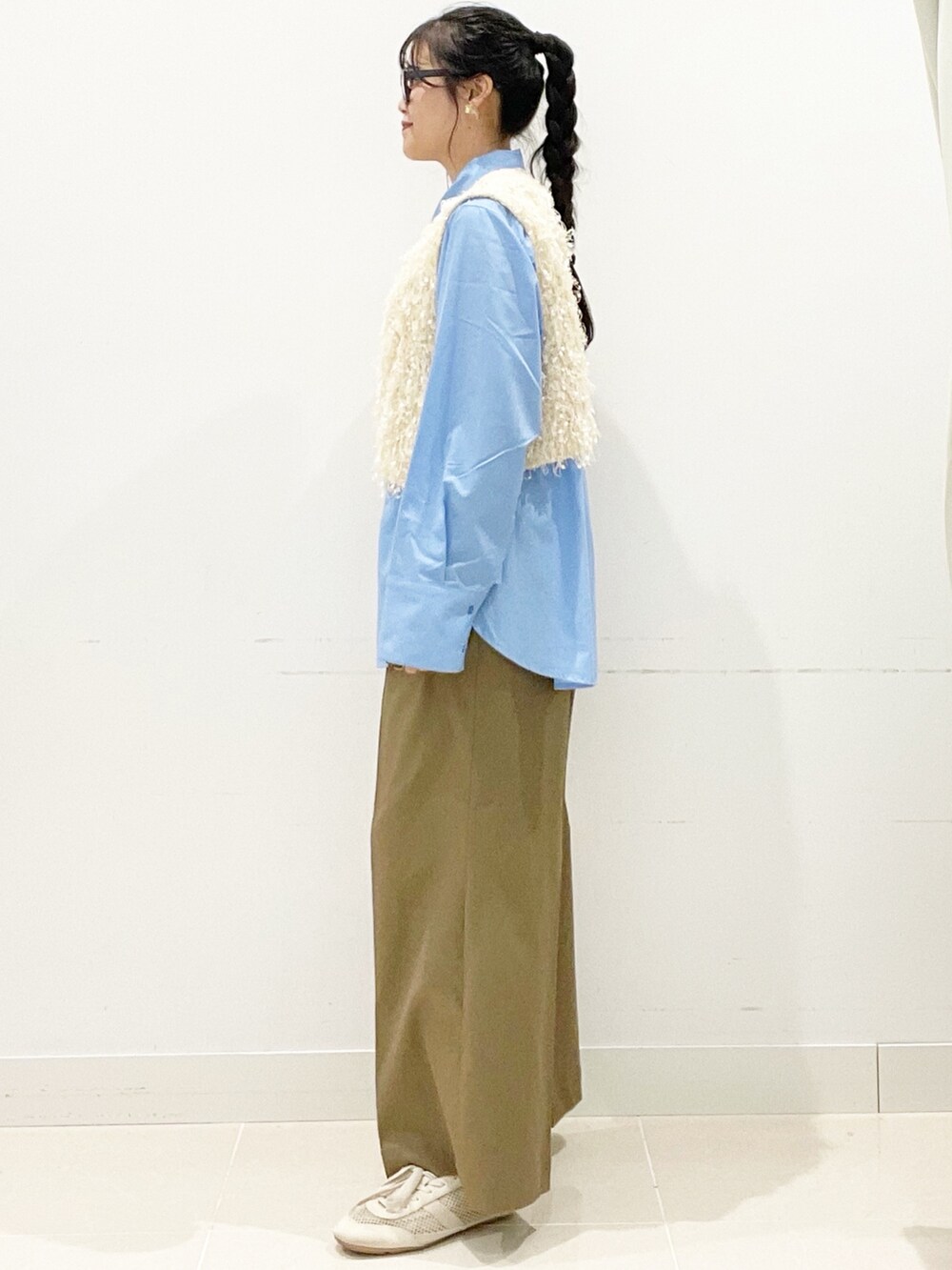 ベージュ系のその他パンツ、ホワイト系のショルダーバッグ、ブルー系のシャツ/ブラウスを着用したレディースの秋コーディネートの4枚目の写真